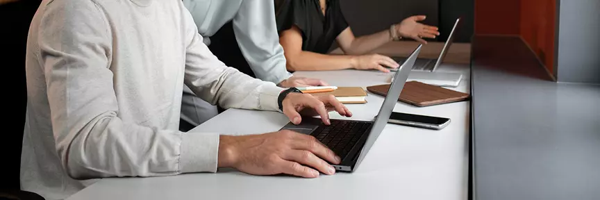 Mężczyzna pracujący na laptopie Mężczyzna pracujący na laptopie