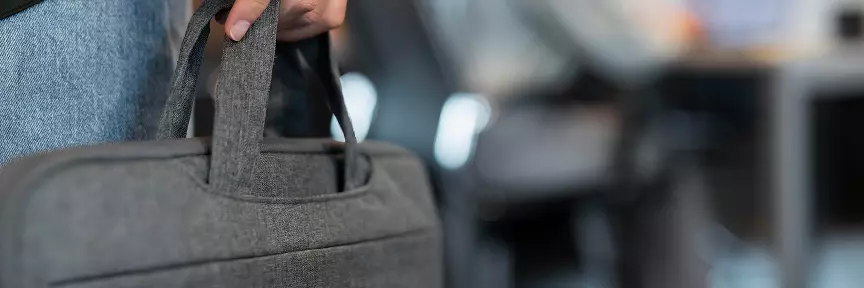 Pracownik z torbą na laptopa Pracownik z torbą na laptopa