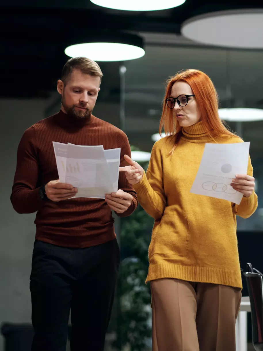 Dwóch doradców analizuje dokumenty Dwóch doradców analizuje dokumenty